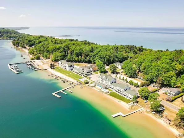 8520 Portage Point Dr, Onekama, MI 49675