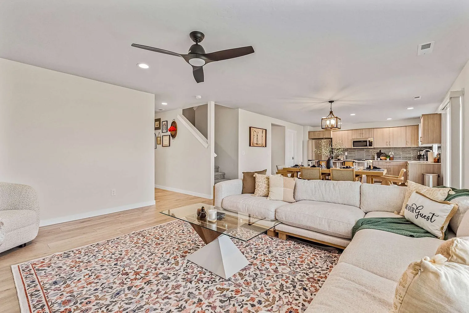 6 bed, 2.0 bath, 2992 sqft, $10,258 — Photo 4