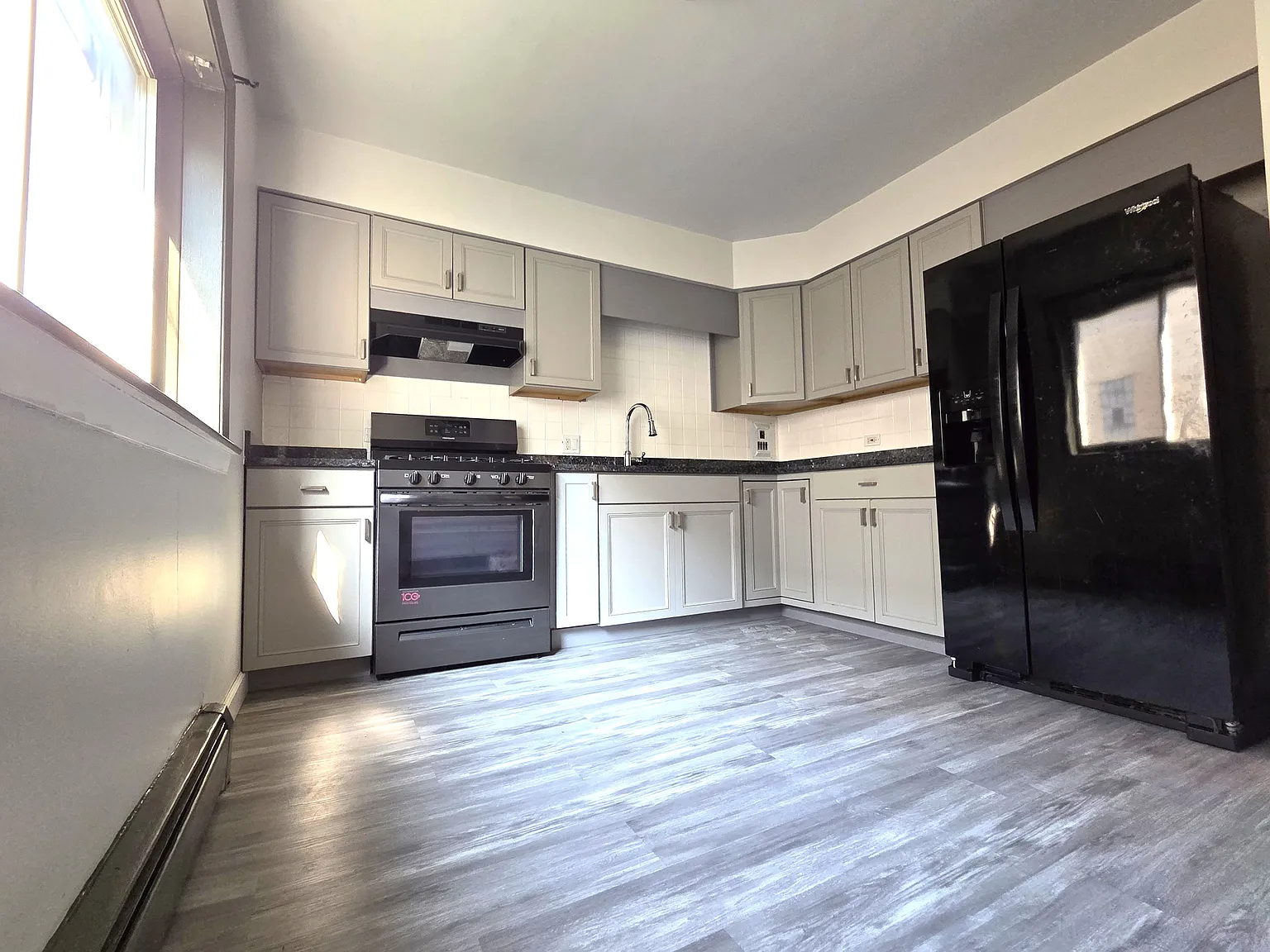 434 N Ardmore Ave — Photo 2