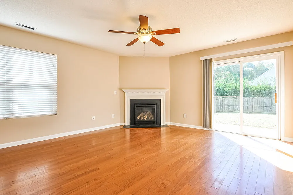 3 bed, 2.5 bath, 1662 sqft, $2,070 — Photo 3