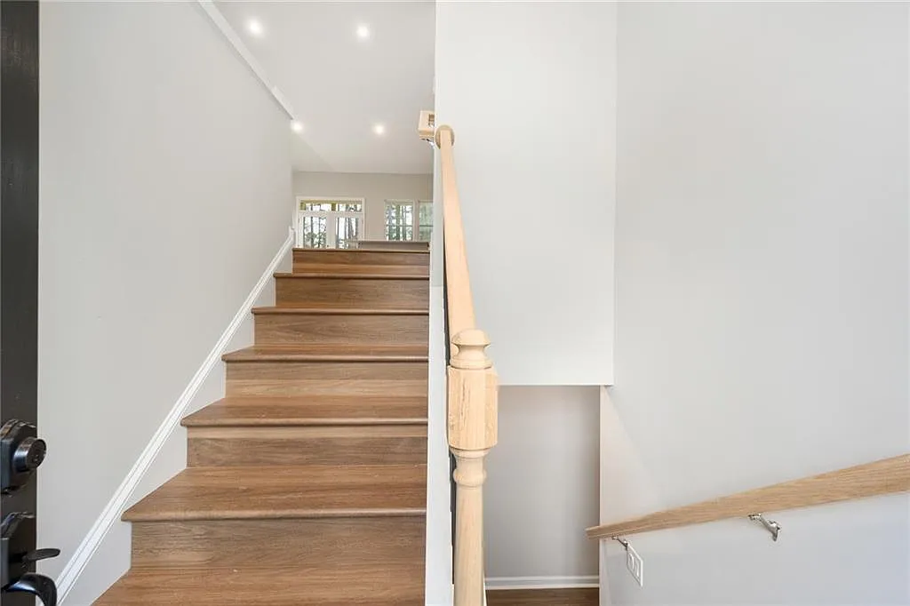 4 bed, 3.0 bath, 3100 sqft, $3,300 — Photo 4
