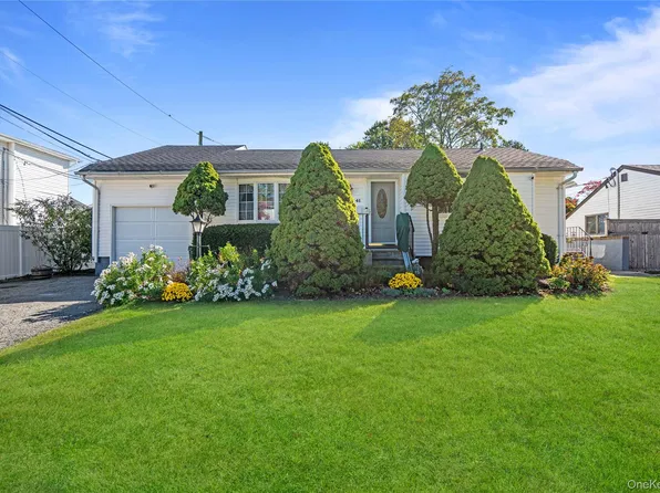 41 Spinner Lane, Commack, NY 11725