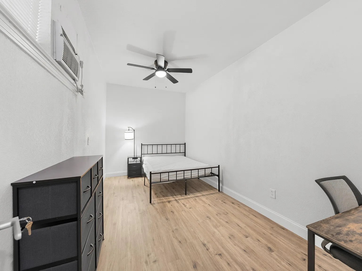 4 bed, 3.0 bath, 1949 sqft, $815 — Photo 2
