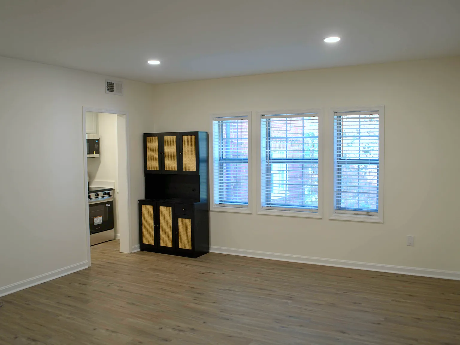 1728 N Rhodes Street — Photo 3
