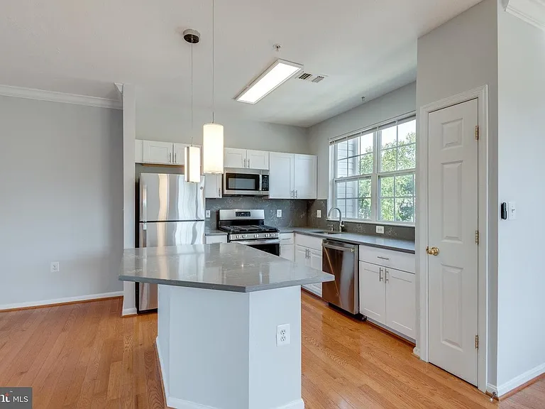 21800 Dragons Green Sq — Photo 9