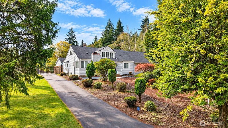 2nd image of 2272 Long Lake Road SE