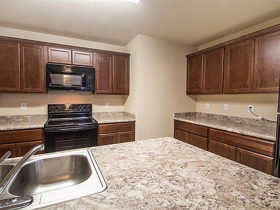 5th image of 413 Plum Dr