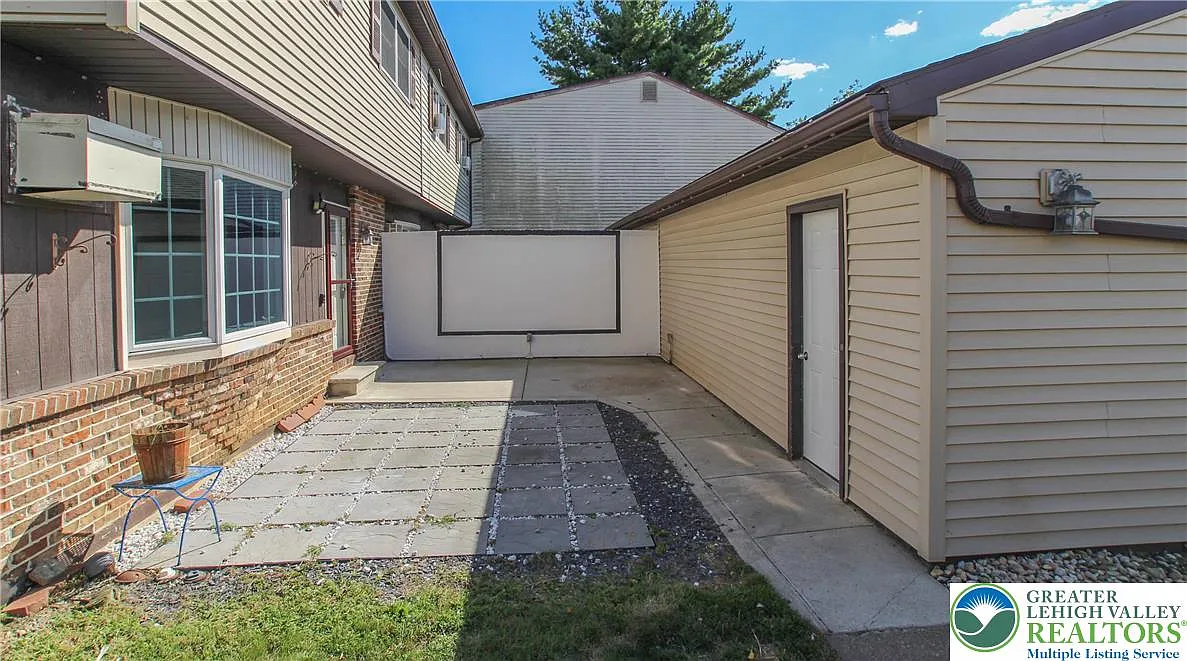 4 bed, 1.5 bath, 1439 sqft, $2,450 — Photo 3