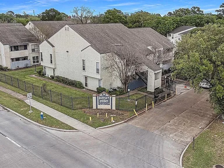 7313 Gulf Fwy #409 — Photo 1