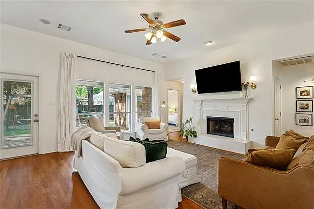 3 bed, 2.0 bath, 1803 sqft, $2,250 — Photo 4