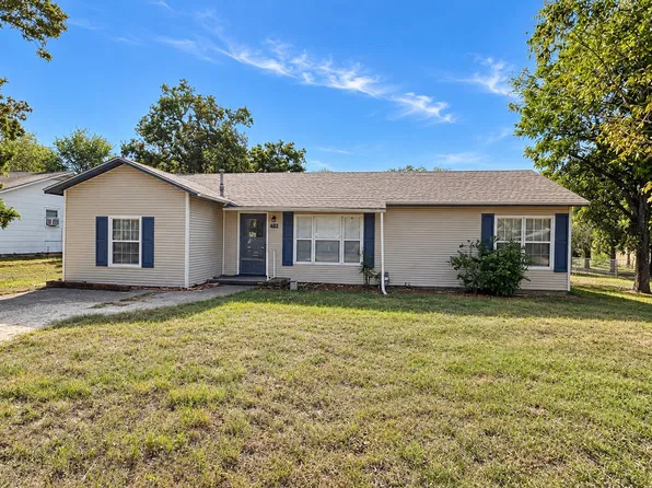 512 E Charles St, Riesel, TX 76682