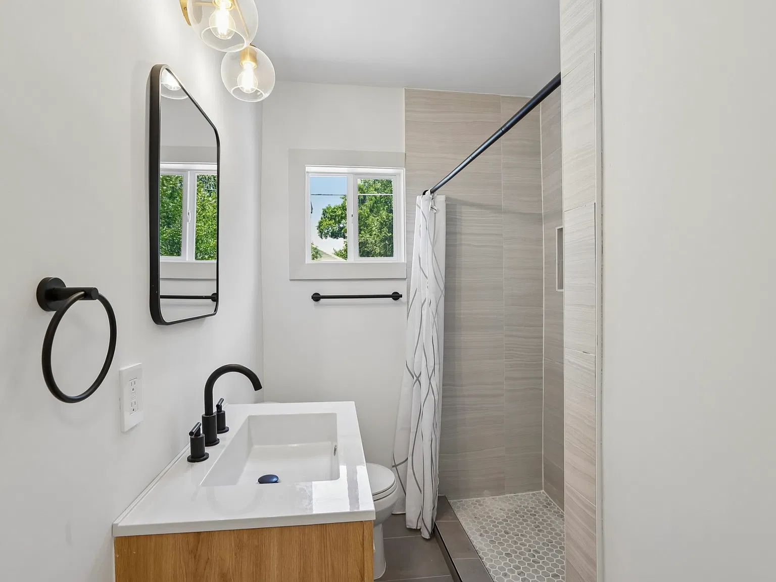 3 bed, 896 sqft, $2,650 — Photo 4