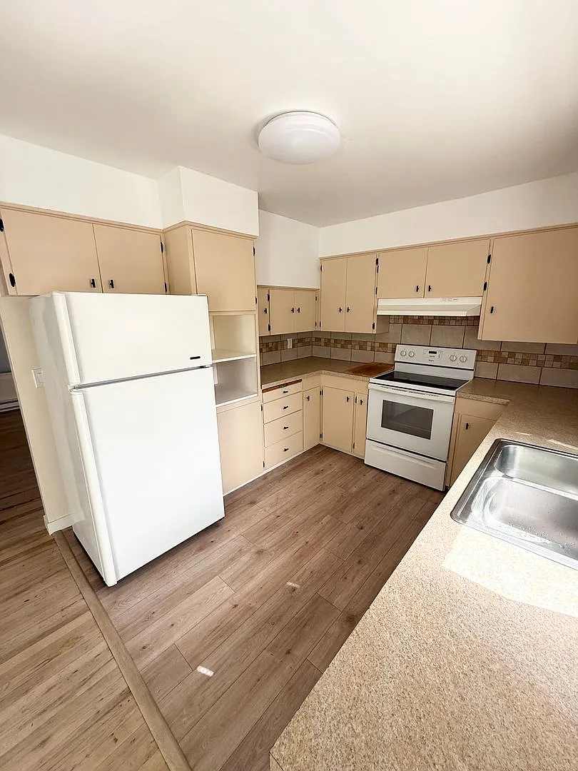 Charming 2 Bedroom Unit In Ne Portland Water/ Sewar & Garbage Paid For — Photo 4