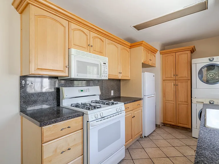 5618 Riverton Ave — Photo 7