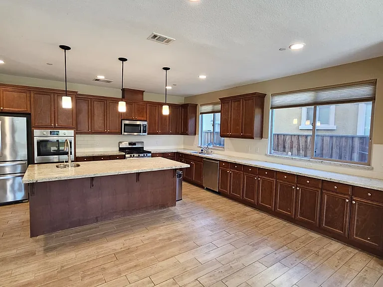 1426 Como Dr — Photo 8