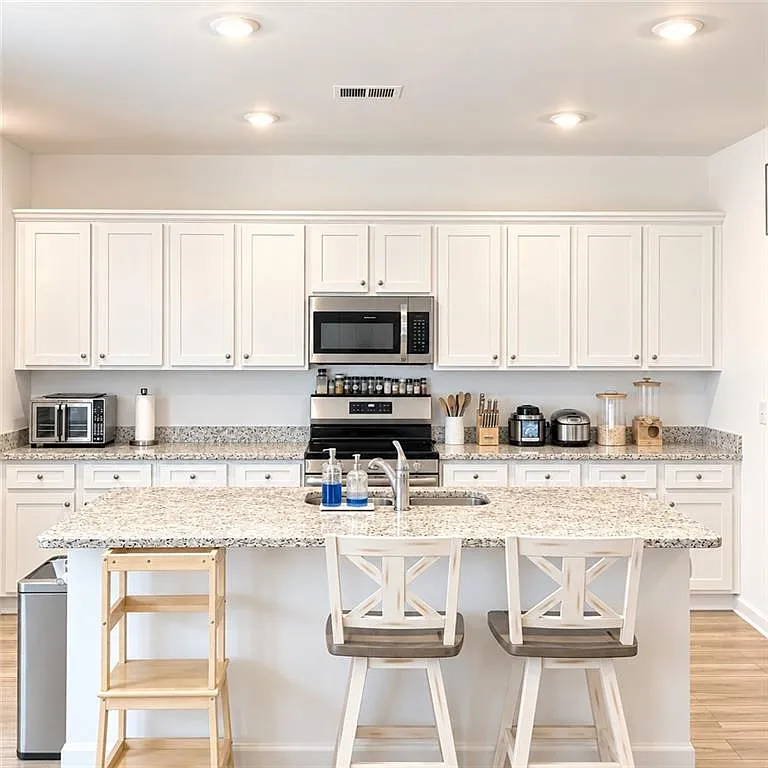 5 bed, 2.5 bath, 2315 sqft, $2,350 — Photo 2
