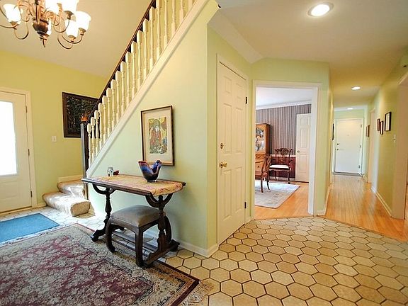 4th image of 6 Brandywood Dr