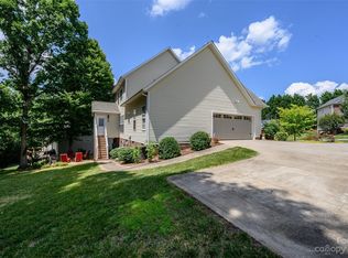 4851 Sage Meadow Cir, Hickory, NC 28601