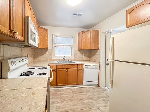 3rd image of 26 Fox Hill Dr