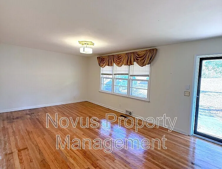 100 W Greenwood Dr — Photo 3