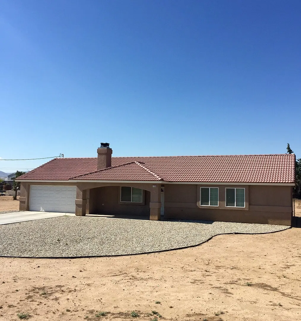 Spacious 3 Bedroom Plus Bonus Room In Hesperia!! — Photo 1