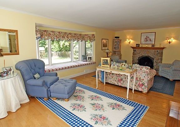 Gracious ling room w/gas fireplace