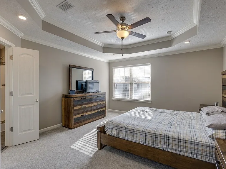 2110 Oak Dr — Photo 6