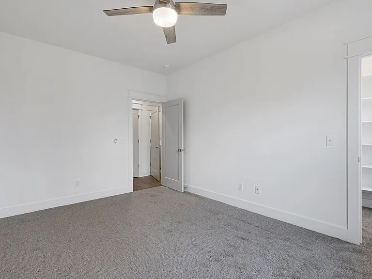 909 E State St — Photo 16