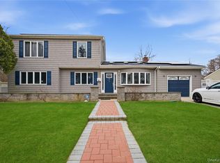 32 Landscape Dr, Wheatley Heights, NY