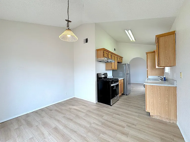 11813 Kings Arms Ct — Photo 7