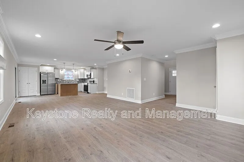 3 bed, 2.5 bath, 2035 sqft, $1,995 — Photo 3