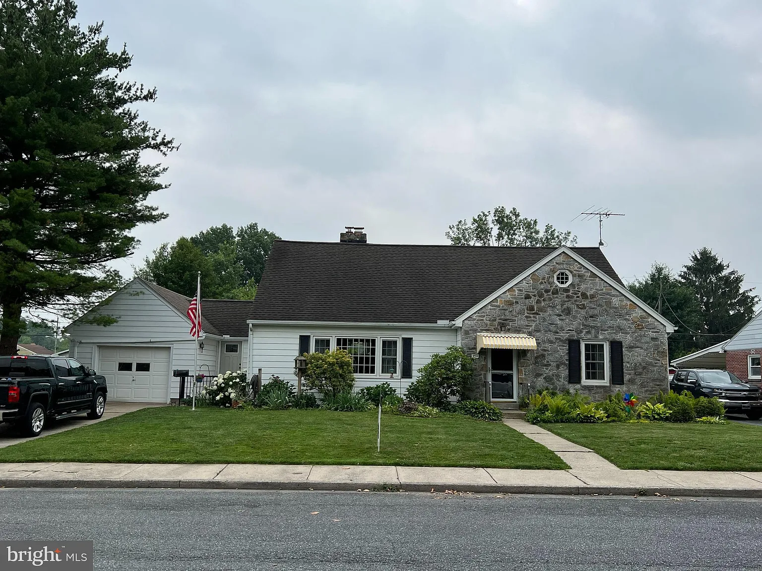 330 E Chestnut St photo 1