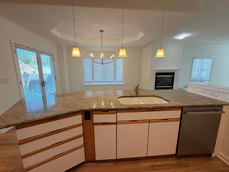 225 S Monroe St — Photo 4