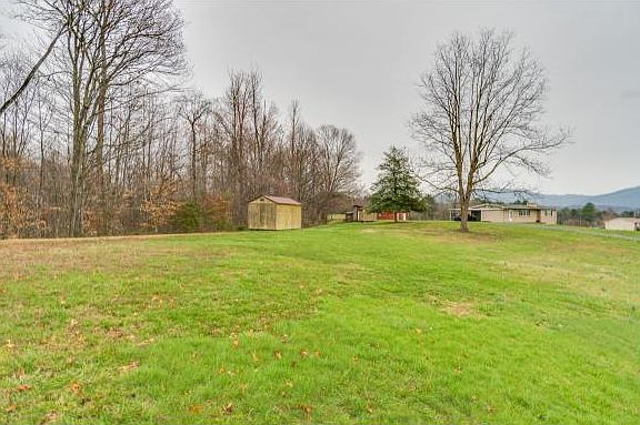 4th image of 688 Summit Dr
