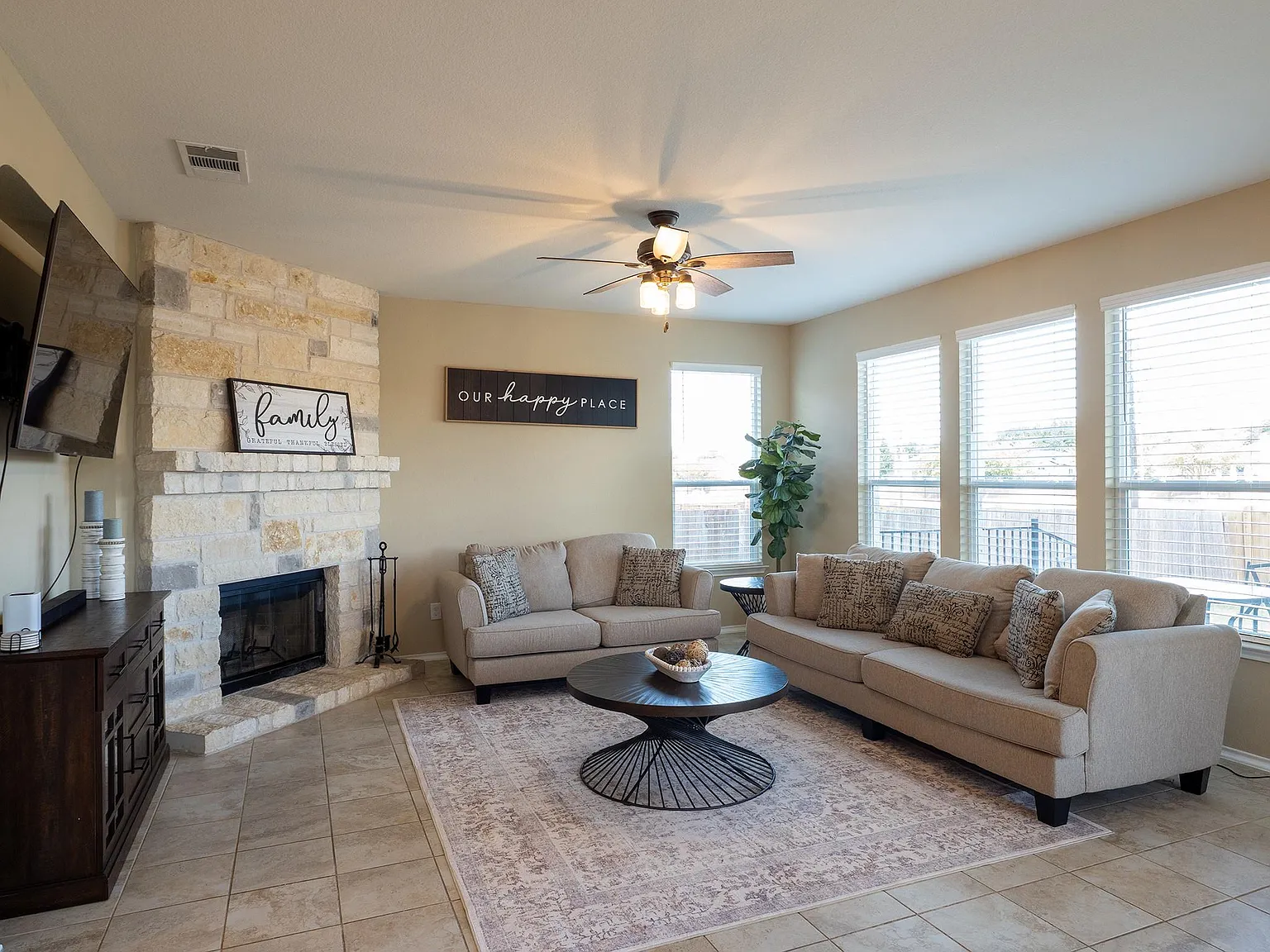 4 bed, 3.0 bath, 2557 sqft, $3,400 — Photo 4