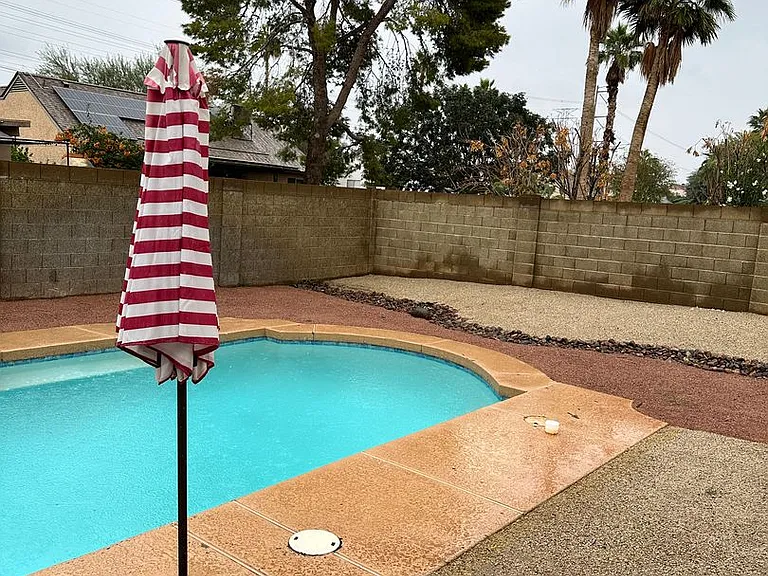 1564 E Drake Dr — Photo 2