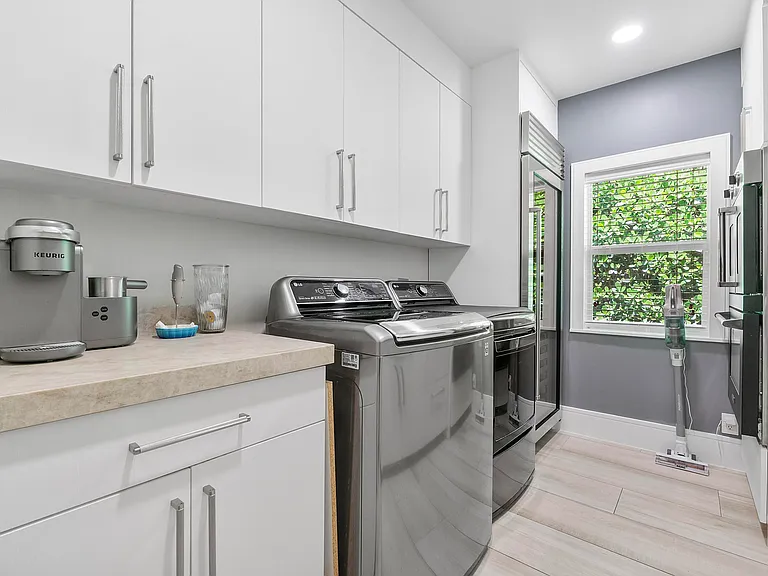 725 NE 36th St — Photo 31