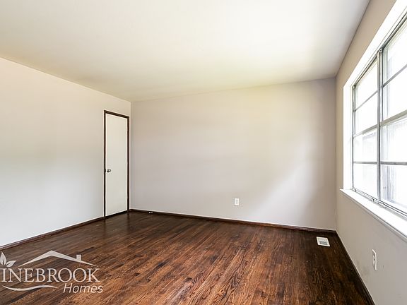4th image of 6710 Village Square Dr