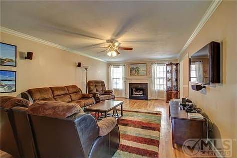 3rd image of 801 Autumn Ct