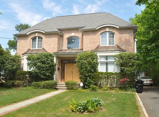 103 Maple St, Great Neck, NY 11023