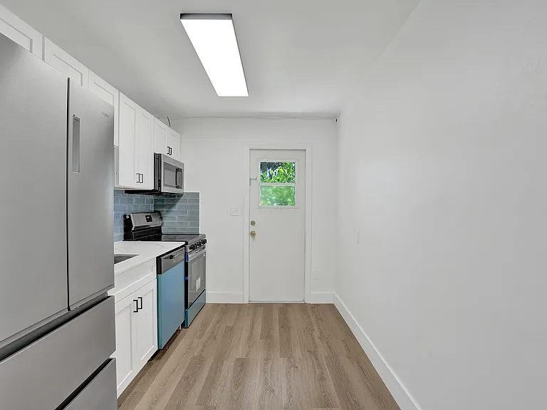 2020 NE 15th St — Photo 9