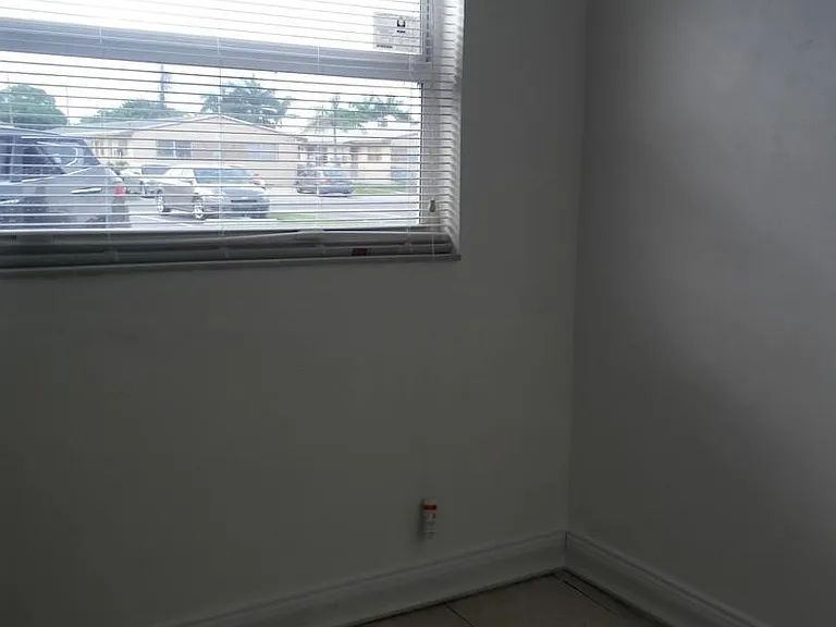 840 NW 10th St #5-8 — Photo 2
