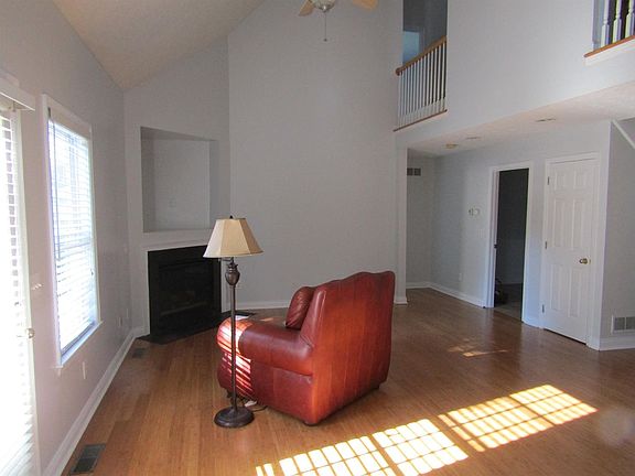 5th image of 702 Martha Ln