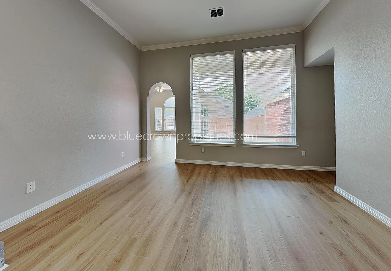 4 bed, 2.0 bath, 2600 sqft, $2,900 — Photo 2