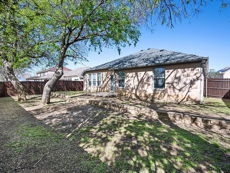 2204 Windcastle Dr — Photo 37