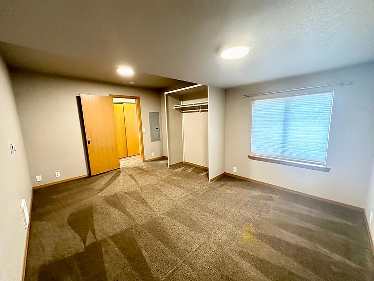2102 N Yellowstone St — Photo 12