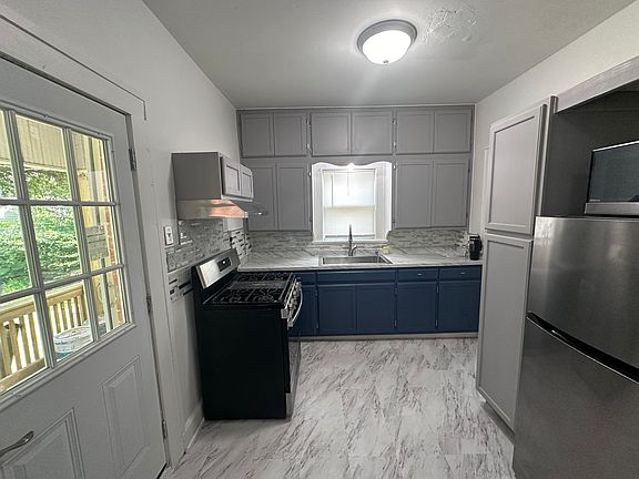3rd image of 904 S Cherry St