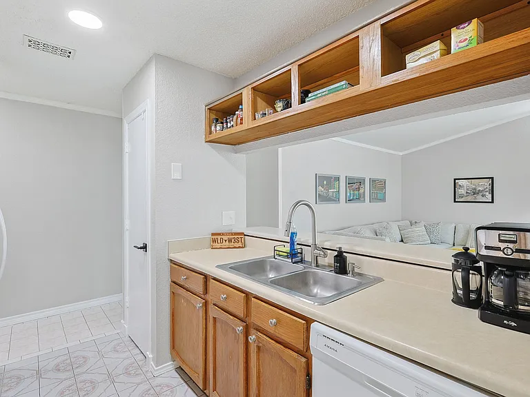Full kitchen - fully stocked kitchen with appliances and cooking essentials.