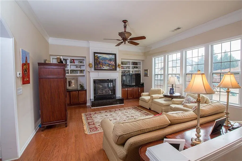 4 bed, 3.5 bath, 2834 sqft, $2,700 — Photo 2
