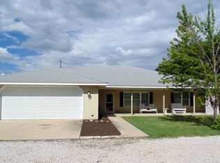 317 N 7th St, Lott, TX 76656